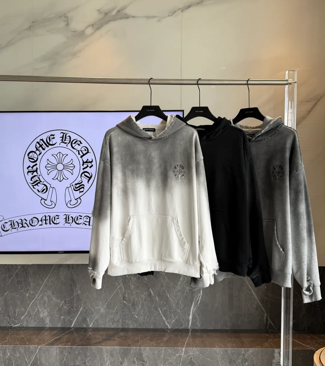 P330 🔥🔥🔥 𝗖𝗵𝗿𝗼𝗺𝗲 𝗛𝗲𝗮𝗿𝘁𝘀/Cro Heart 2025 Cross Patch Embroidery Summer New Original Single Counter American Acid Washed Distressed Laser Burnt Patch Embroidery Couple Casual Hooded Sweatshirt 👑The highest version! Customized fabric 440g tripe terry fabric! American acid-washed and distressed original fabric laser burnt ✟appliqué embroidery and exquisite embroidery of letters! The best-selling model at the counter. It is very comfortable to wear. It is low-key yet luxurious. It is very classy when worn. The large size and tailoring are needless to say. The upper body is exquisite and vivid. 👍High-end first-class materials. A truly palace-level product. The cotton from Turkey is of outstanding quality. After heavy washing, the clothes are very soft! Not picky, the upper body is absolutely stylish and extremely luxurious. Auxiliary materials: The original model has been authenticated and labeled ➕100% silk washed with water label. Genuine purchase-grade original hangtag➕matching hanging rope➕3D hanging beads➕original packaging bag. Craftsmanship: The original version has consistent wiring! The highest version of the armhole matching technique! Countless times of pattern making to 100% restore the original appearance! The correct version is the same for men and women, super eye-catching, super good-looking, and super atmospheric! Color: White Black Royal Blue Size: XS-L